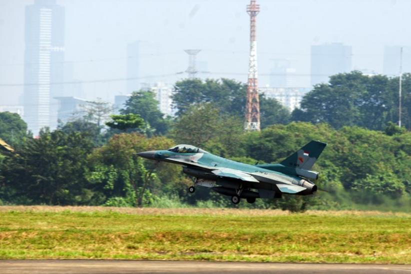 Potret Gladi Kotor Flypast Pesawat F-16 TNI AU Jelang HUT Ke-77 RI  - Bagian 4