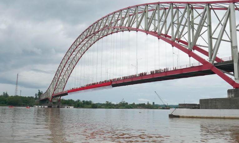 Sambut HUT RI, Bendera Merah Putih Raksasa Berkibar di Jembatan Ing Martadipura