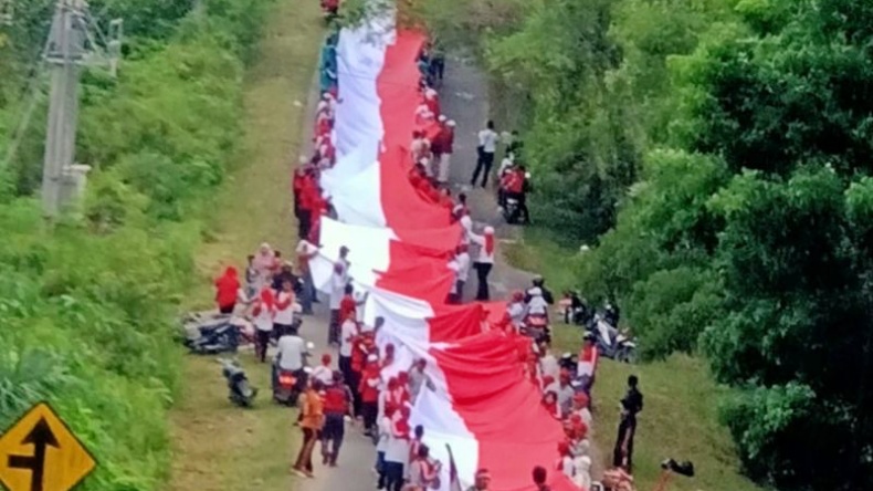 title HUT ke-77 RI , Pemkab Muaro Bungo Gelar Kirab Bendera Merah Putih sepanjang 2.500 Meter HUT ke-77 RI , Pemkab Muaro Bungo Gelar Kirab Bendera Merah Putih sepanjang 2.500 Meter
