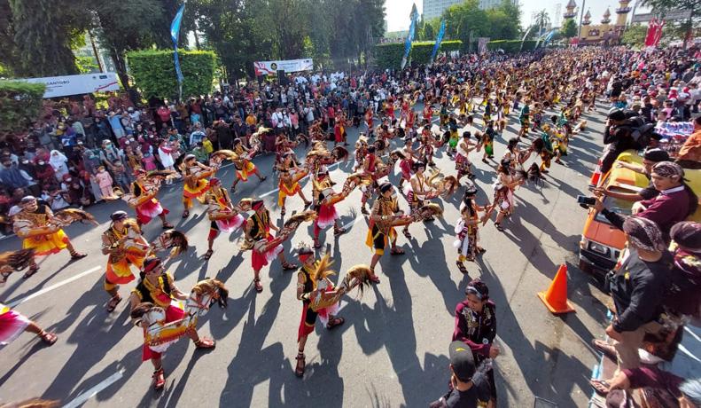 Keren, Ribuan Warga Ikut Menari Jaranan dengan Seniman Desa di Simpang Lima Semarang