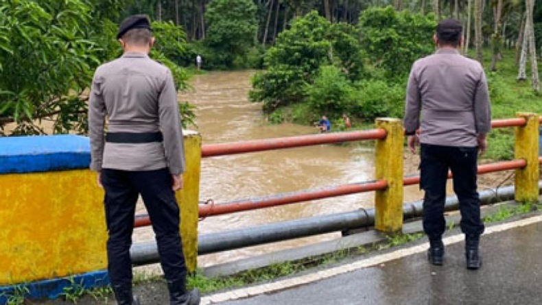 Hujan Deras Landa Bolmong Selatan, Personel Polisi Pantau Situasi Daerah Rawan Banjir 