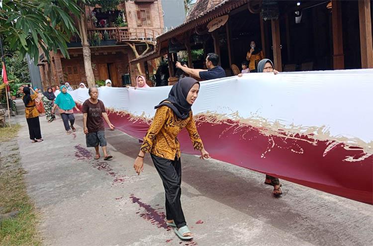 Dikirim ke Jokowi, Sembung Batik Ciptakan Pusaka Batik Merah Putih Sepanjang 77 Meter 