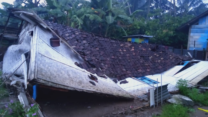 Diterjang Hujan Disertai Angin, Rumah di Tanggamus Ambruk Rata dengan Tanah