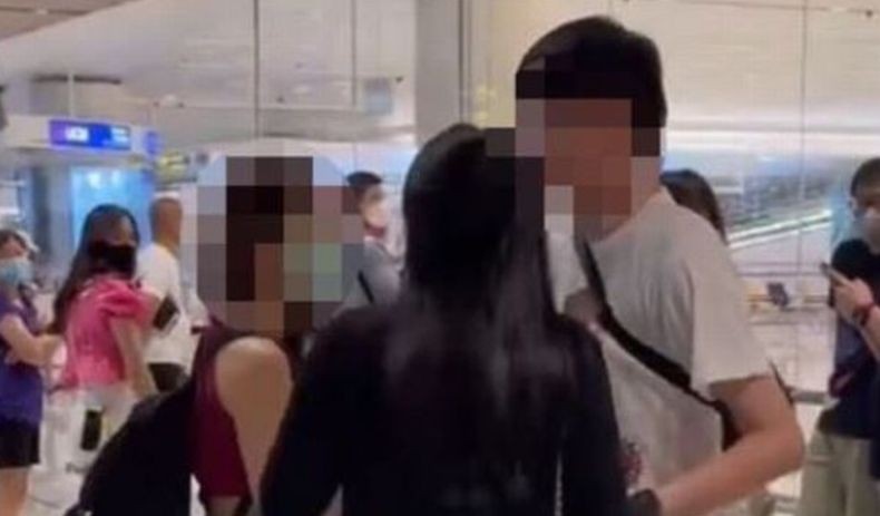 Viral, Istri Labrak Suami Bersama Perempuan Selingkuhan di Bandara jadi Tontonan Orang