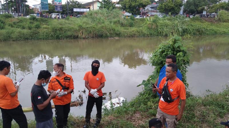 Semarang Gempar, Pria Tanpa Identitas Ditemukan Tewas Mengambang di Sungai Kaligarang