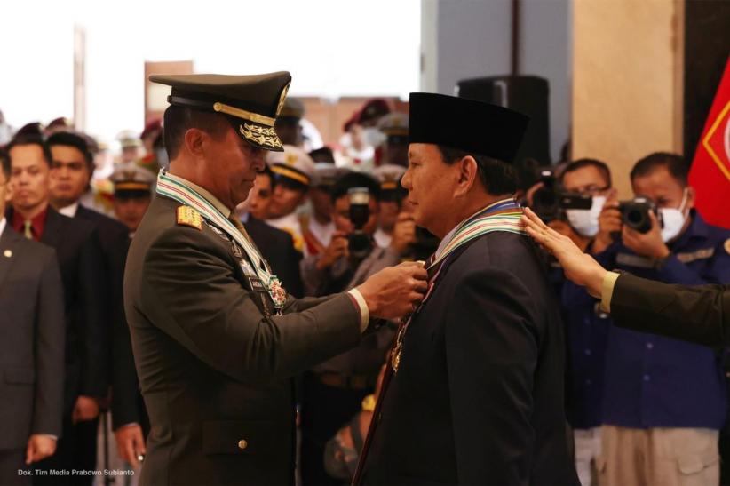 Prabowo Terima 4 Bintang Kehormatan Utama, Disematkan Panglima TNI dan 3 Kepala Staf Angkatan