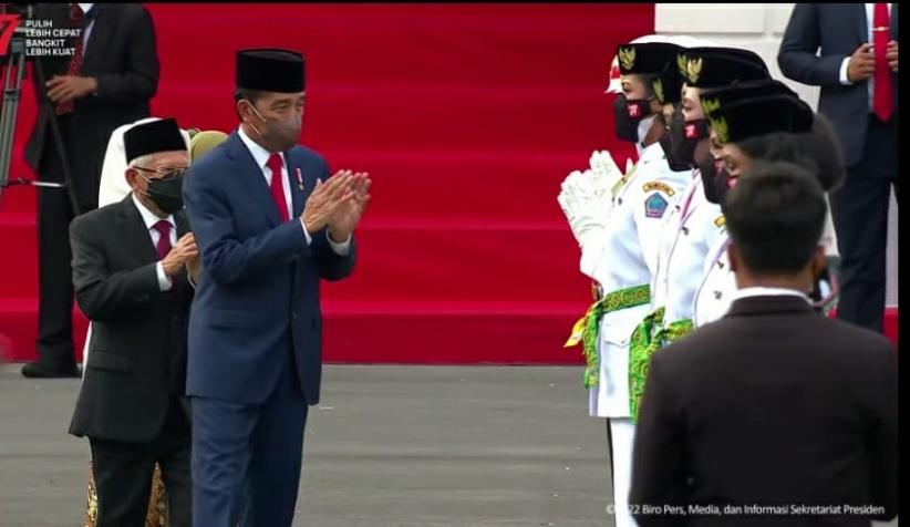 Presiden Jokowi Kukuhkan 68 Anggota Paskibraka di Istana Merdeka 