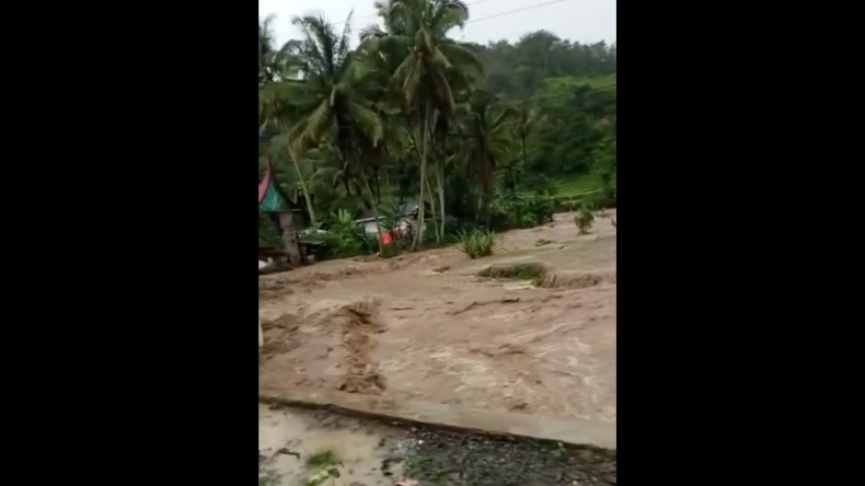 Diterjang Banjir, 8 Tiang Listrik Milik PLN di Solok Roboh