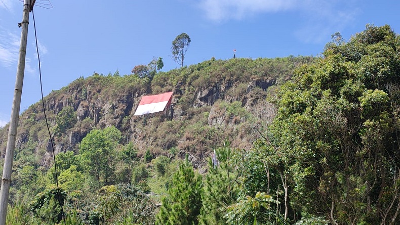 Wow, Bendera Merah Putih Raksasa Berkibar di Tebing Gunung Batu Lembang KBB