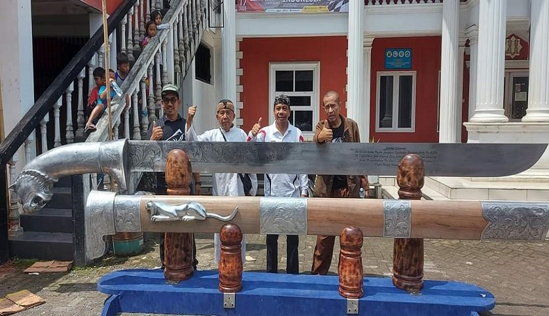 Luar Biasa, Golok Raksasa 7 Meter Dibuat Perajin Cibatu Sukabumi Selama 45 Hari