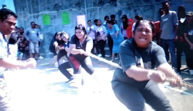  Ketika Ibu-ibu Adu Kuat Tarik Tambang Lomba Agustusan, Ini yang Terjadi