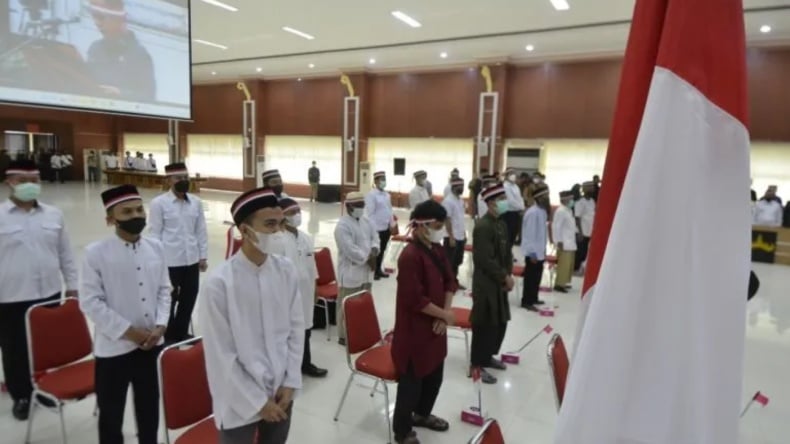 title Jelang HUT ke-77 RI, 24 Anggota Khilafatul Muslimin di Bandarlampung Ikrar Setia ke NKRI Jelang HUT ke-77 RI, 24 Anggota Khilafatul Muslimin di Bandarlampung Ikrar Setia ke NKRI