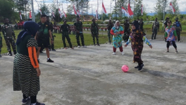 Seru, Istri-Istri Prajurit Kodim Yahukimo Pakai Daster Main Sepak Bola
