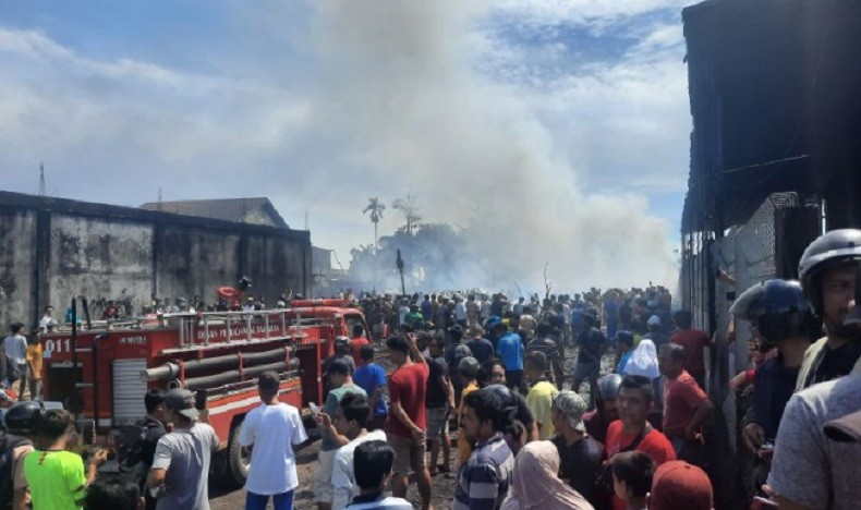 Kebakaran Gudang Minyak di Jambi, Terdengar Ledakan Keras dan Api Menjalar ke Jalan Raya