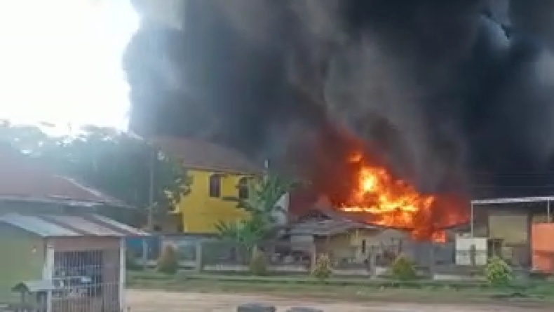 Gegara Puntung Rokok, Gudang Penampungan BBM Ilegal di Jambi Ludes Terbakar 