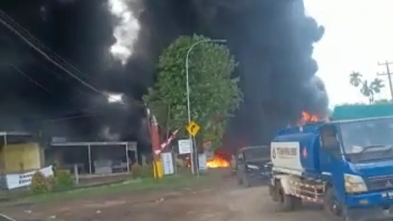 Kebakaran di Gudang Penampungan BBM Ilegal di Jambi, 3 Truk Ikut Ludes Terbakar