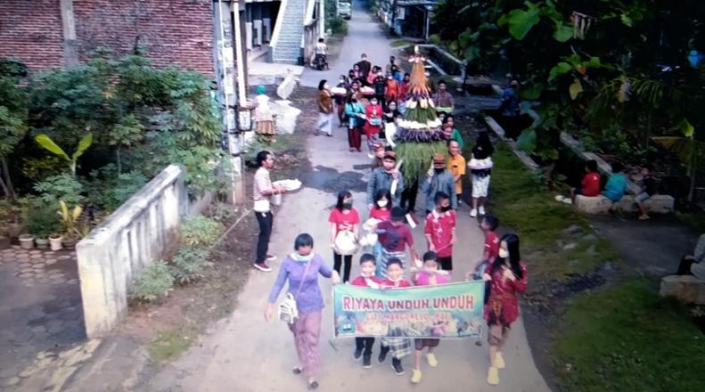 Jemaat Gereja di Pati Gelar Kirab Gunungan Hasil Bumi, Berpakaian Adat dan Diiringi Musik Jawa