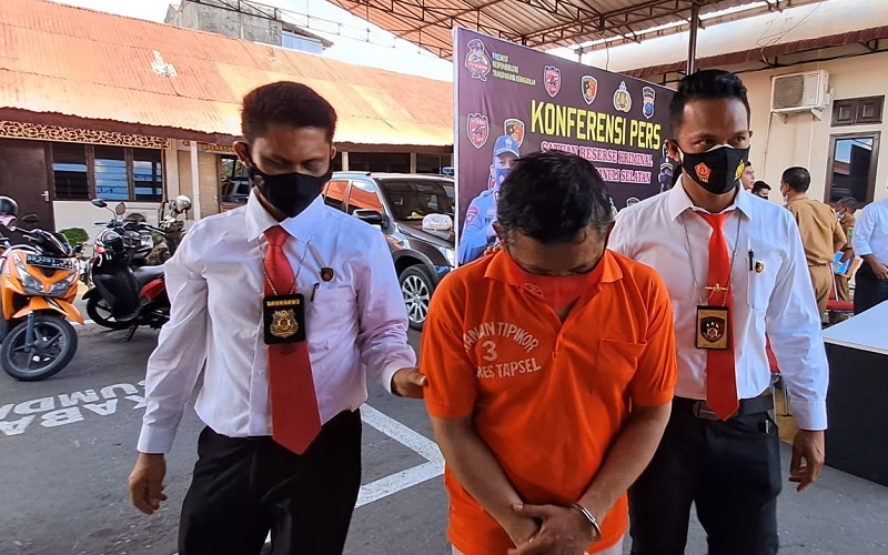 Diduga Korupsi Dana Desa hingga Tak Gaji Pegawai, Eks Kades di Tapsel Ditangkap