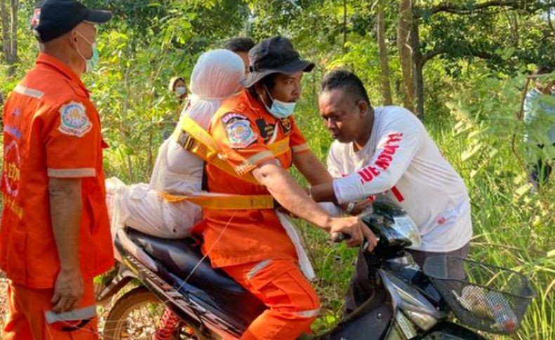 Viral, Jenazah Petani Dibonceng Sepeda Motor dari Tengah Hutan