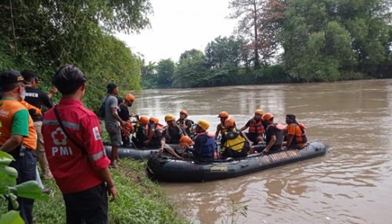 Warga Sragen Nekat Terjun ke Sungai Bengawan Solo, Diduga gegara Pusakanya Ngamuk
