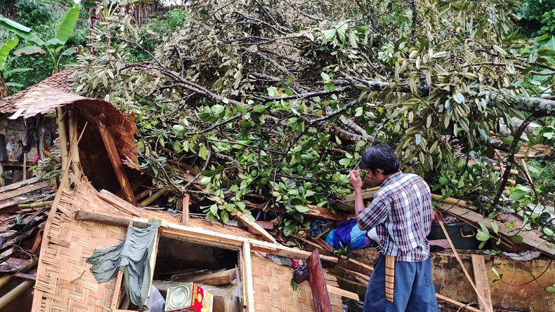 Puting Beliung Terjang Parakansalak Sukabumi, Puluhan Rumah Rusak 