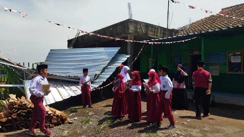 Kesaksian Korban Puting Beliung di Padalarang KBB: saat Kejadian Rumah Goyang