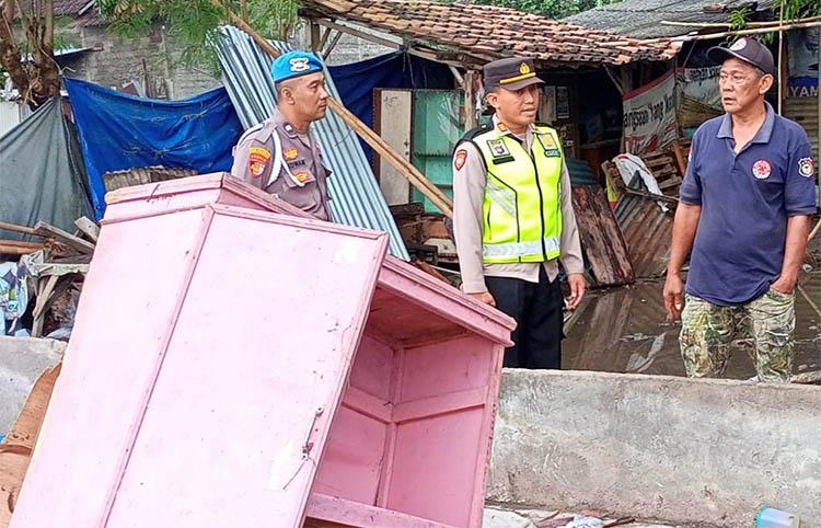 Hujan Deras Robohkan Rumah Warga di Sleman, Seorang Anak Terjepit