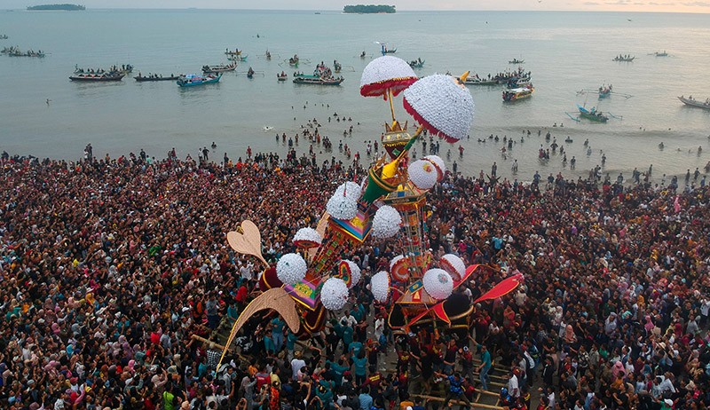 Penampakan Ratusan Ribu Orang Padati Pantai Pariaman Nonton Tabuik Dibuang ke Laut - Bagian 5