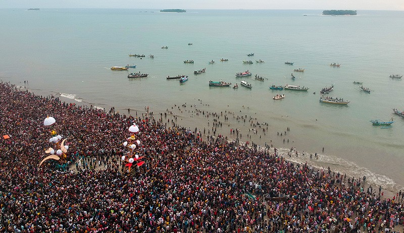 Penampakan Ratusan Ribu Orang Padati Pantai Pariaman Nonton Tabuik Dibuang ke Laut - Bagian 2