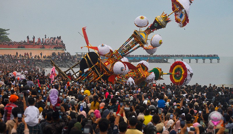 Penampakan Ratusan Ribu Orang Padati Pantai Pariaman Nonton Tabuik Dibuang ke Laut - Bagian 4