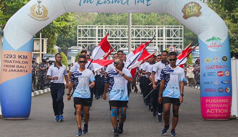 Pelari Solo Triathlon 1.293 Kilometer Disambut di Mabes AL - Bagian 3