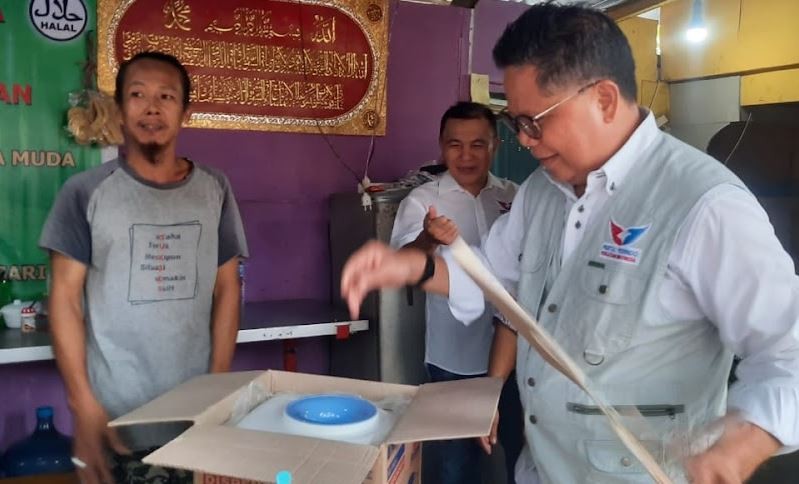 Dapat Bantuan Dispenser, Pedagang Bakso di Manado: Perindo Hebat