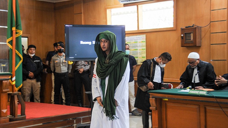 Bahar Bin Smith Cium Bendera Merah Putih saat Divonis 6 Bulan 15 Hari Penjara - Bagian 2