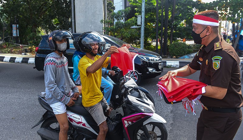 Bagi-Bagi 10.000 Bendera Merah Putih di Palembang - Bagian 4