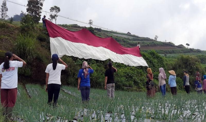 Potret Nasionalisme Warga Lereng Merbabu, Kibarkan Bendera Merah Putih Raksasa di Sawah