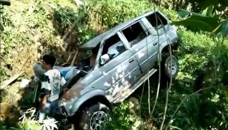 Mobil Angkut BBM di Bungo Terjun ke Jurang, Sopir Tewas Terjepit