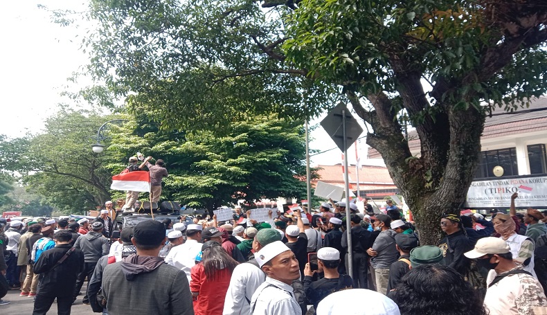 Habib Bahar Smith Akan Divonis, Pendukung Padati PN Bandung
