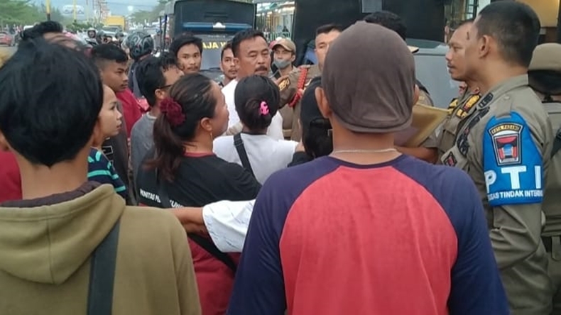 Penertiban Berujung Bentrok, Satpol PP Padang Laporkan PKL ke Polisi