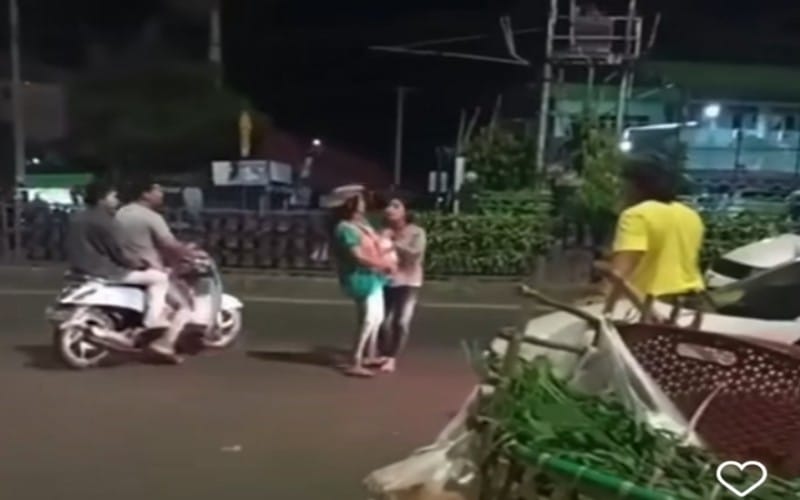 Viral Ibu Muda Frustrasi Ngelem di Jalanan Sambil Gendong Bayi, Pemicunya Memilukan Hati 