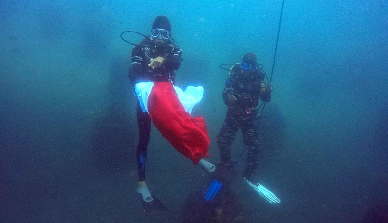 Pengibaran Bendera Merah Putih di Bawah Laut, Simbol Indonesia Negara Maritim - Bagian 3