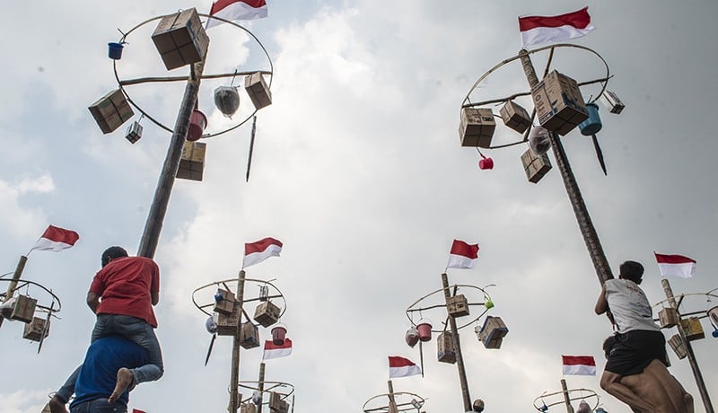 Lomba Panjat Pinang, 41 Batang dengan Beragam Hadiah Ludes di Pantai Ancol - Bagian 1