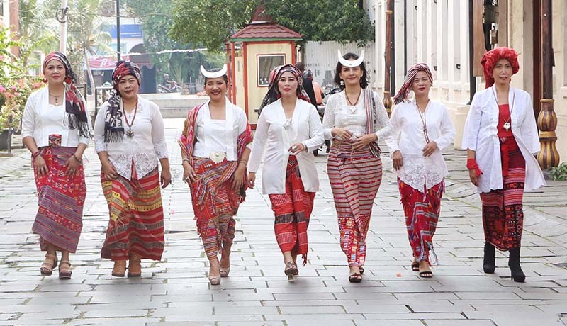 Rayakan HUT ke-77 RI, Pegiat Wastra Ajak Pakai Kebaya dan Tenun - Bagian 3