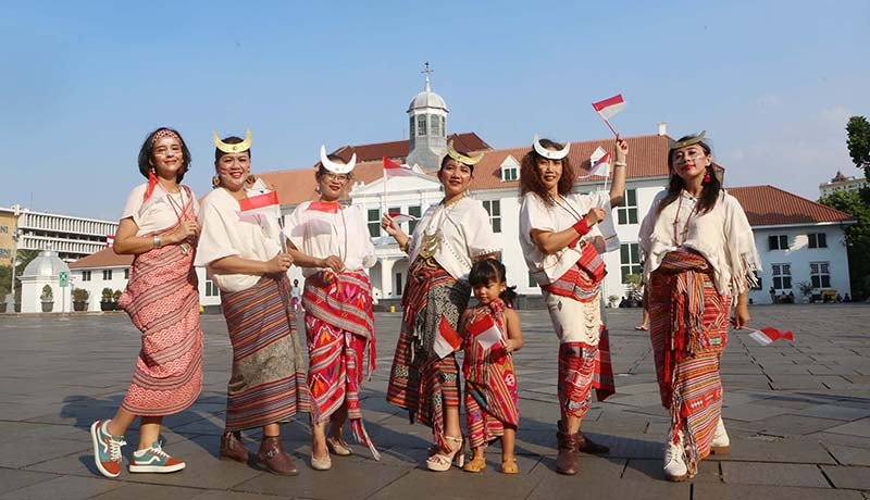 Rayakan HUT ke-77 RI, Pegiat Wastra Ajak Pakai Kebaya dan Tenun - Bagian 2