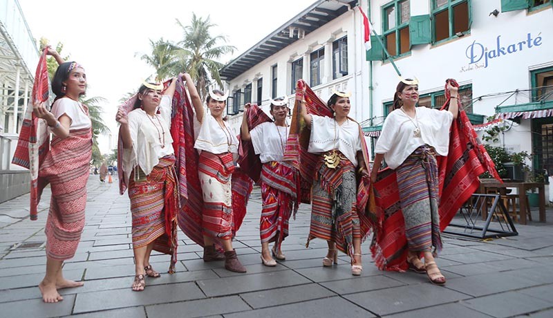 Rayakan HUT ke-77 RI, Pegiat Wastra Ajak Pakai Kebaya dan Tenun - Bagian 1