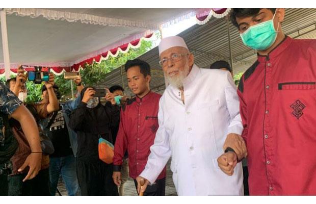 title Kenakan Peci dan Sarung, Abu Bakar Ba'asyir Ikut Upacara HUT Kemerdekaan RI di Ponpes Ngruki Kenakan Peci dan Sarung, Abu Bakar Ba'asyir Ikut Upacara HUT Kemerdekaan RI di Ponpes Ngruki