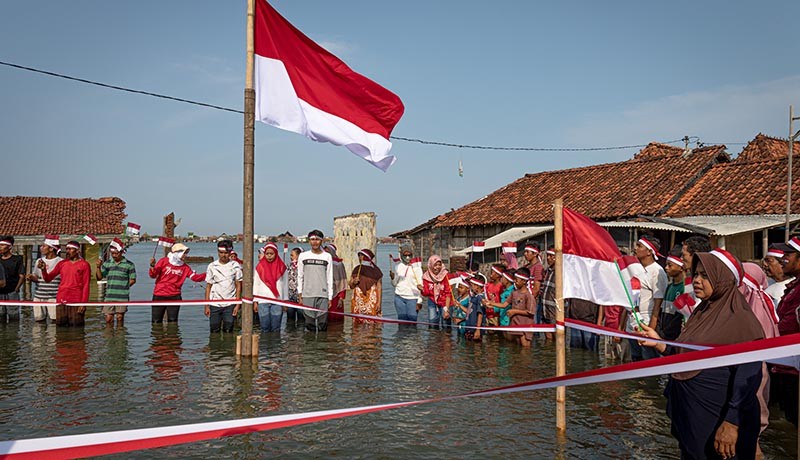 Warga Jawa Tengah Peringati HUT RI saat Kampungnya Terendam Banjir Rob - Bagian 3