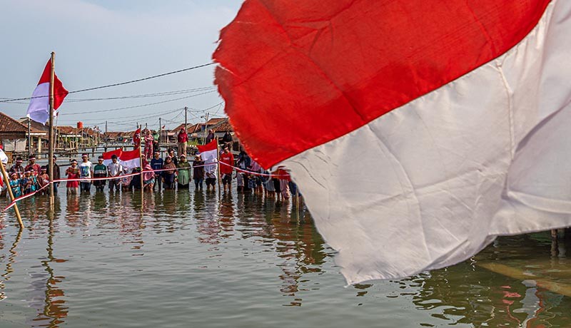 Warga Jawa Tengah Peringati HUT RI Saat Kampungnya Terendam Banjir Rob ...