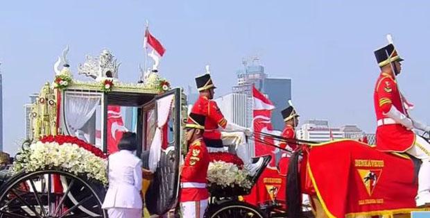 title Bendera Pusaka dan Naskah Proklamasi Dibawa dengan Kereta Kencana ke Istana Negara Bendera Pusaka dan Naskah Proklamasi Dibawa dengan Kereta Kencana ke Istana Negara
