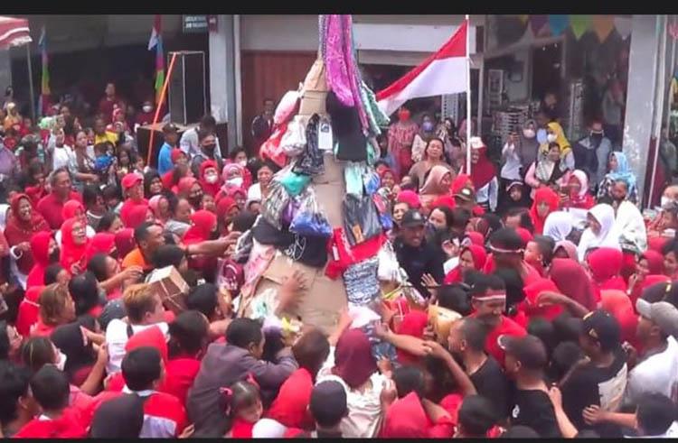 title Meriahkan Kemerdekaan, Pedagang Pasar Rejowinangun Magelang Gelar Grebeg 4 Gunungan Meriahkan Kemerdekaan, Pedagang Pasar Rejowinangun Magelang Gelar Grebeg 4 Gunungan