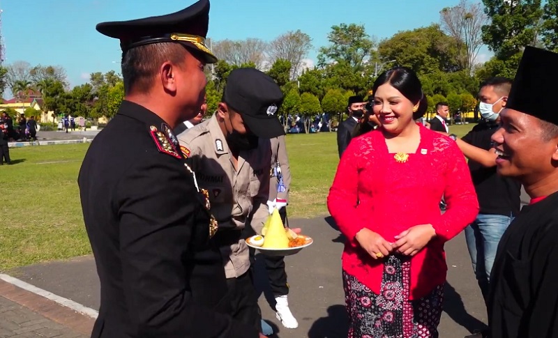 title Punya Nama HUT RI, Anggota Polres Lumajang Ini Dapat Kejutan di Hari Kemerdekaan Punya Nama HUT RI, Anggota Polres Lumajang Ini Dapat Kejutan di Hari Kemerdekaan